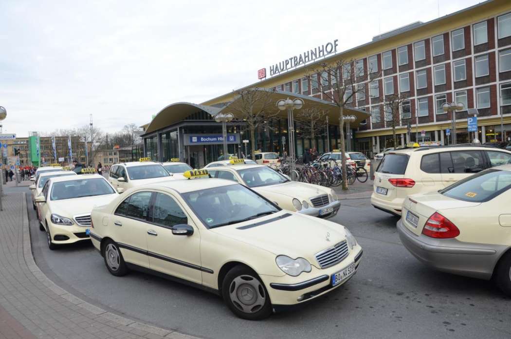 Die Gutscheinaktion gilt dieses Mal auch für bargeldlos bezahlte Taxifahrten, die von Taxizentralen vermittelt worden sind, beispielsweise in Bochum. (Foto: Dietmar Fund)