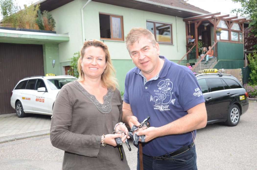Hardy Gebl und seine Lebensgefährtin Michaela Sauer haben mit ihrem Taxiverbund viele Stammkunden gewonnen, von denen manche wegen mytaxi abspringen. (Foto: Dietmar Fund)