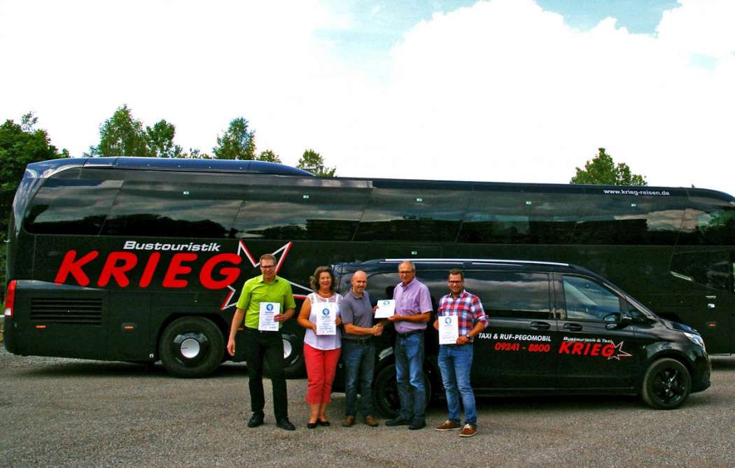 Stolz auf drei Zertifikate für alle Sparten sind (v.l.): Stefan Krieg, Barbara Krieg, Dekra-Fachabteilungsleiter Prüfwesen Harald Haas, Lothar Krieg und Florian Krieg. (Foto: Bustouristik & Taxi Lothar Krieg)