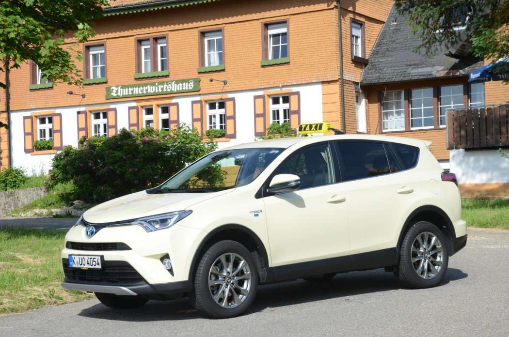 Das RAV4 Hybrid-Taxi und andere Modelle können Taxi-Kunden nur auf regulärem Weg erwerben und dabei auf günstige Konditionen hoffen. (Foto: Dietmar Fund)