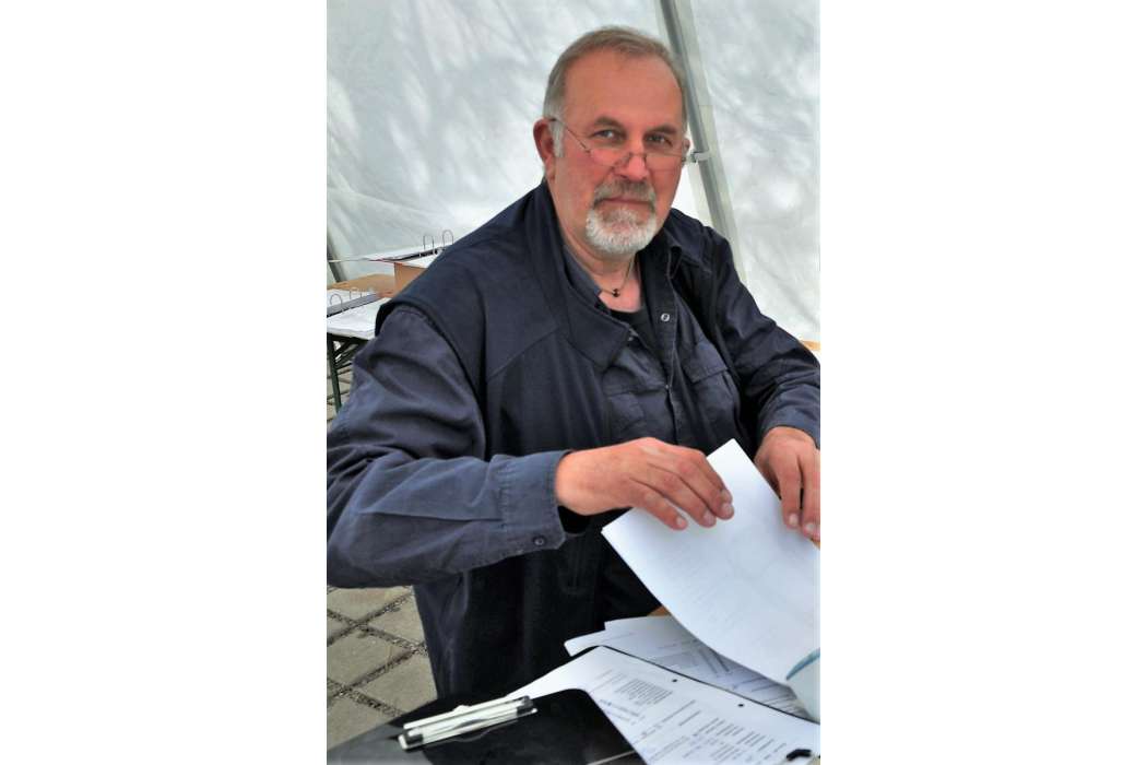 Johann Pape wälzt nicht nur gerne Papier, sondern hält auch am Lenkrad den Kontakt zu Fahrgästen und Kollegen. (Foto: Hallo Taxi 3811)