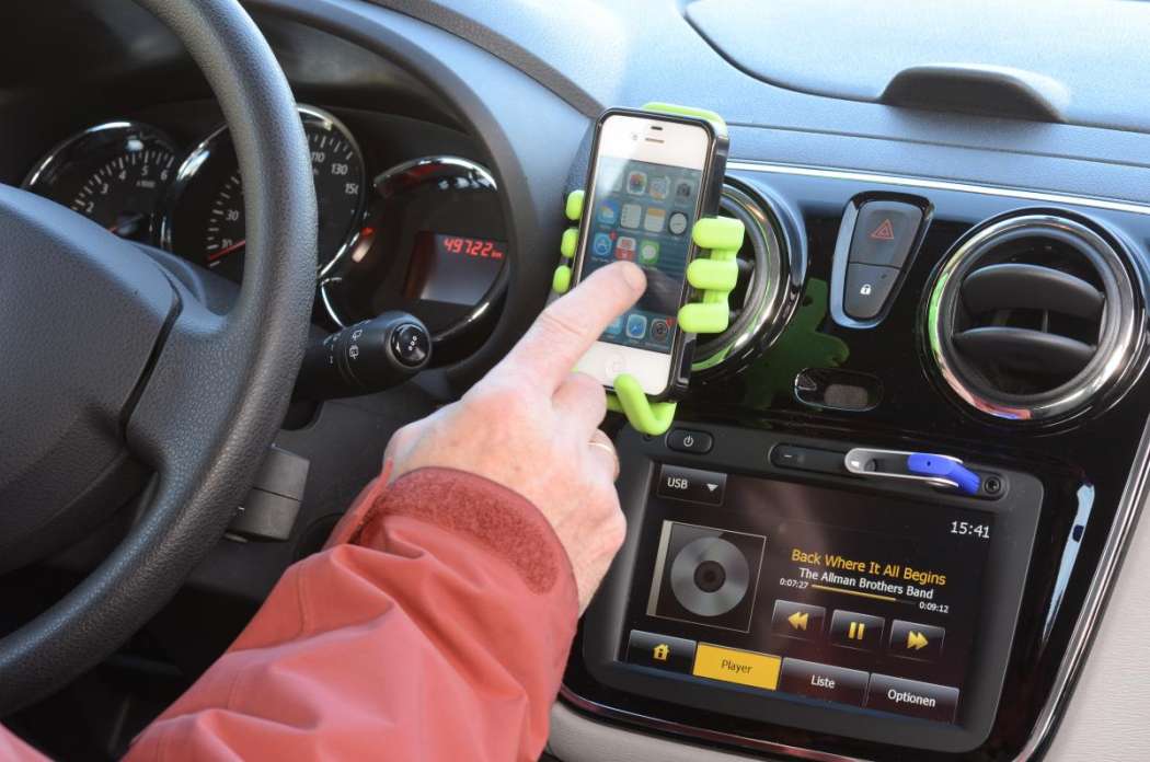Grob fahrlässig ist zum Beispiel das Hantieren am Handy während der Fahrt. (Foto: Dietmar Fund)