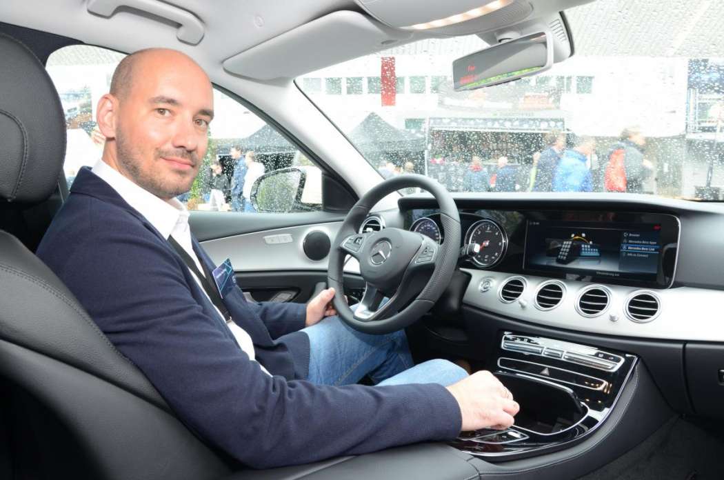 Mathias Kuchling führte Mercedes-Benz Link Taxi auf der IAA mit der einfacheren Armaturentafel vor. (Foto: Dietmar Fund)