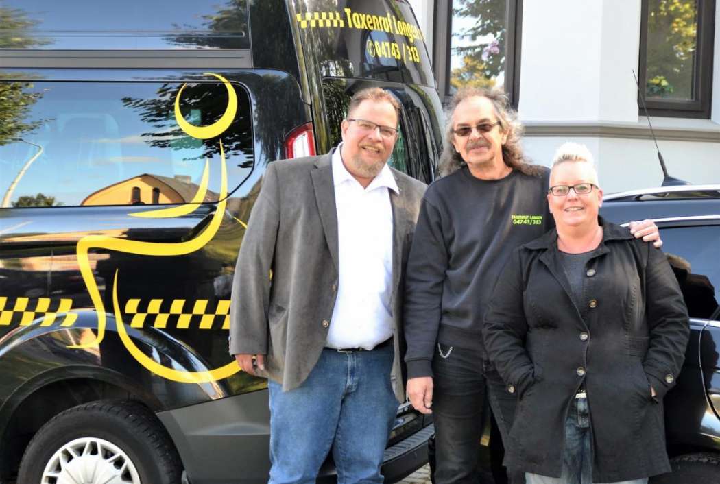 Der Langener Taxiunternehmer Michael Brümmer (v.l.), Fahrer Joachim Völkel und Disponentin Andrea Schreiber boten einen kostenlosen Fahrdienst an, um die Wahlbeteiligung bei der Bundestagswahl zu fördern. (Foto: Heye Barthel)