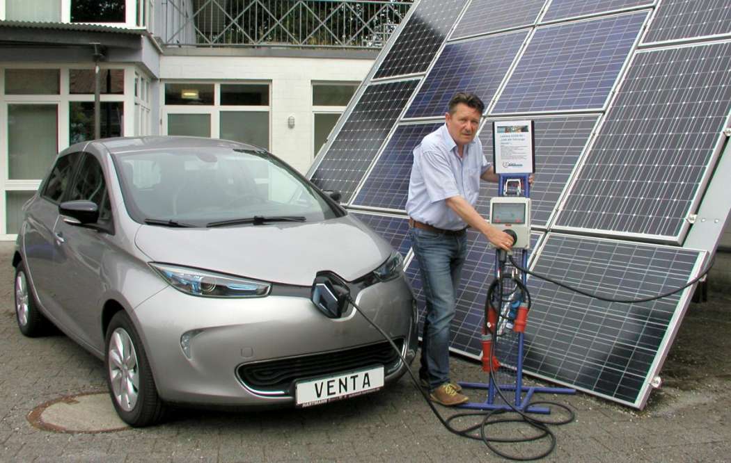 Die mobile Ladestation, auf dem Foto das kleine Teil mit den Armaturen, kann auch an eine Solaranlage angeschlossen werden. (Foto: Venta-Supply) 