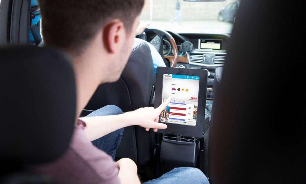 Interaktive Werbespots im Taxi: Mit Emojis weist Ergo Fahrgäste spielerisch auf Unfallrisiken hin. Auf Tablets werden die Spots mit dem Unterhaltungsprogramm von fleet ad ausgespielt. (Foto: fleet ad)
