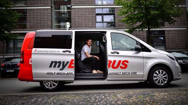 Die Fahrzeuge von „myBUS“ haben fünf Sitzplätze und sind auffällig und werbewirksam gestaltet. (Foto: DVG)