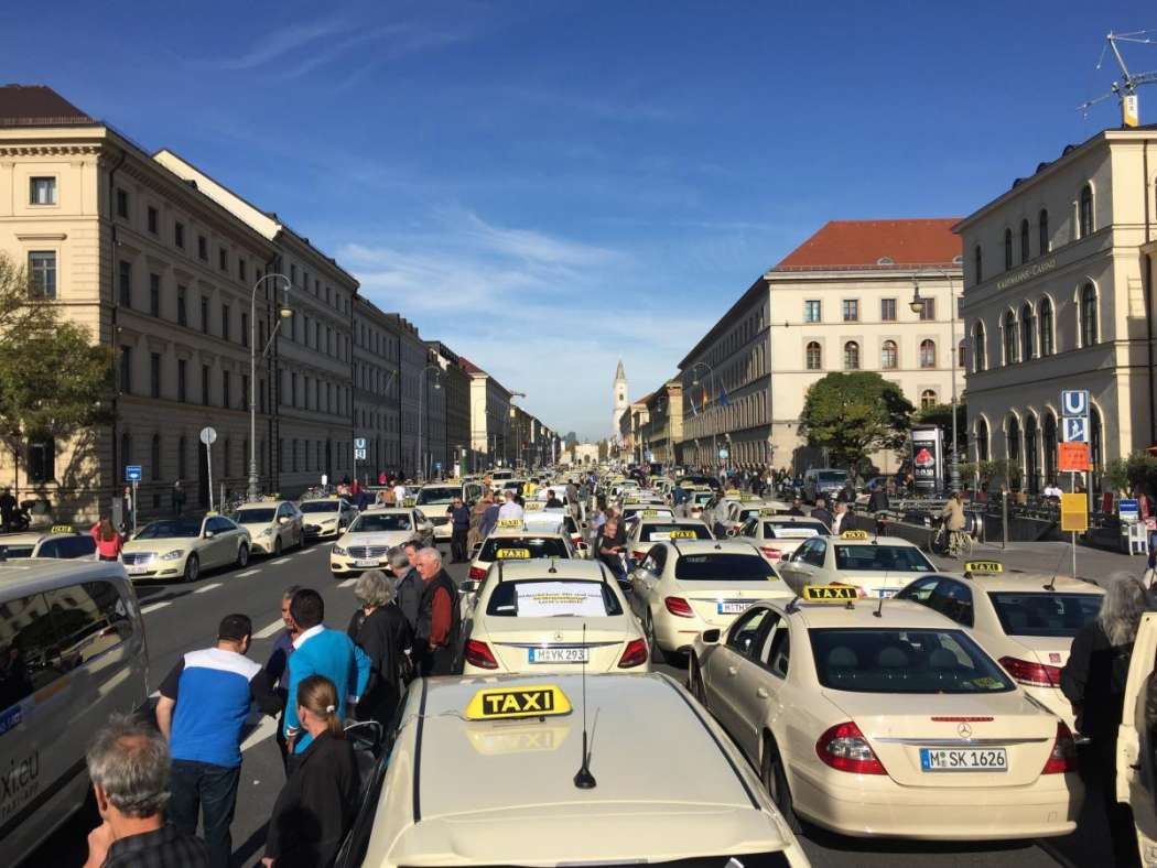 Die Sternfahrt und die Kundgebung des Taxi-Verbandes München wurden in der örtlichen und der überregionalen Presse stark beachtet. (Foto: F. Schmeidl/MTZ)