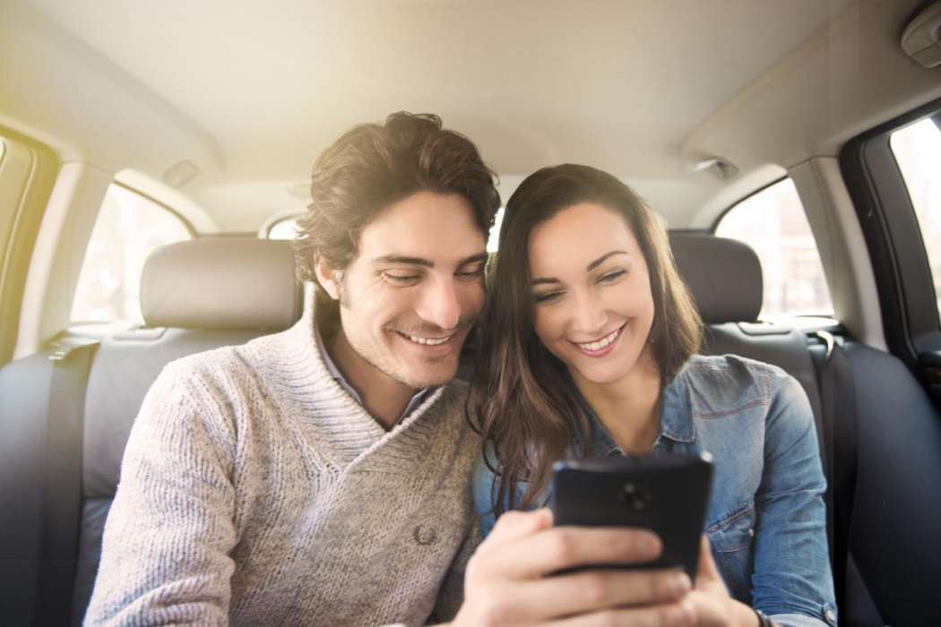 Intelligent Apps möchte mal wieder Leute glücklich machen, um sie an das Bezahlen über die App mytaxi zu gewöhnen. (Foto: Intelligent Apps)