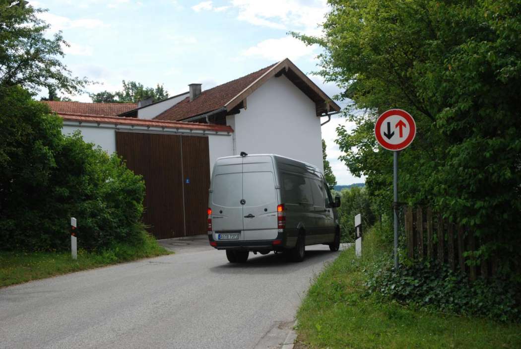Die Ortskunde von Taxi- und Mietwagenfahrern könnte ihnen bei Kollisionen an Engstellen zum Nachteil gereichen. (Foto: Dietmar Fund)