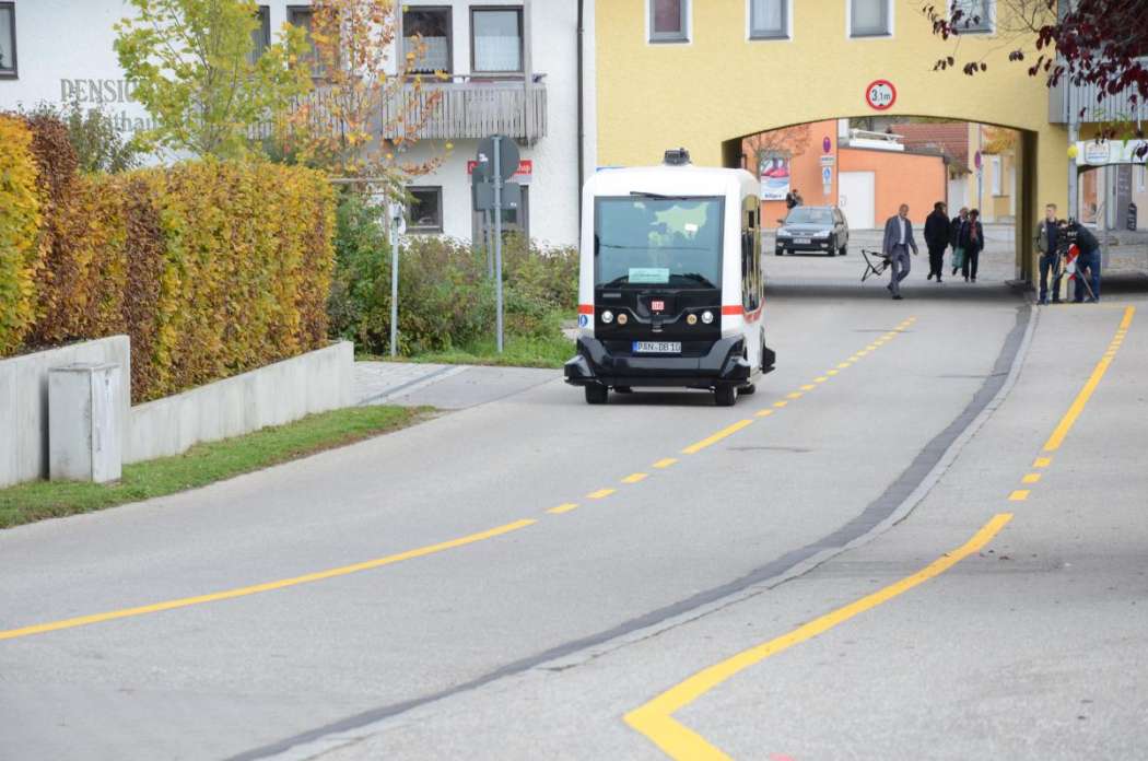 Wie in Bad Birnbach schon seit Ende November 2017 sollen 2018 automatisierte Fahrzeuge mit Fahrtbegleitern in weiteren Regionen im Straßenverkehr erprobt werden. (Foto: Dietmar Fund)