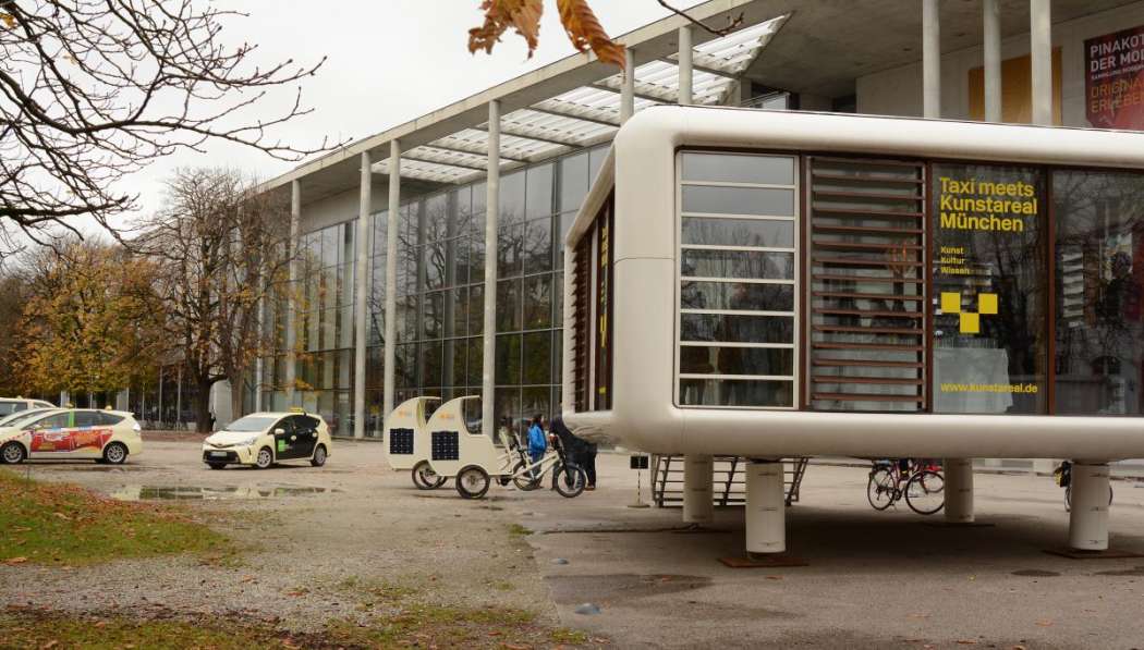 Taxis und Rikscha-Taxis parkten vor dem Kunst-Würfel am Eingang der Neuen Pinakothek. (Foto: muenchen.de)