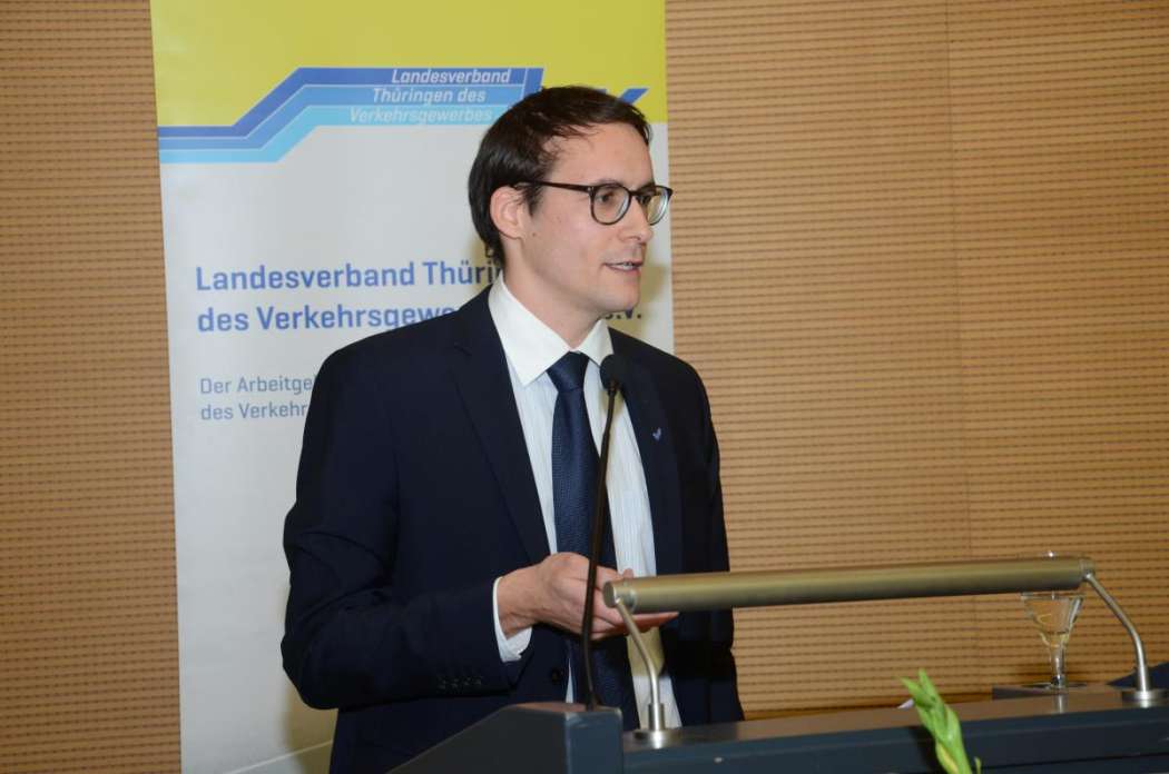 Christian Franze erläuterte eine Datenschutzregelung, die auch auf alle Taxi- und Mietwagenunternehmer zukommt. (Foto: Dietmar Fund)