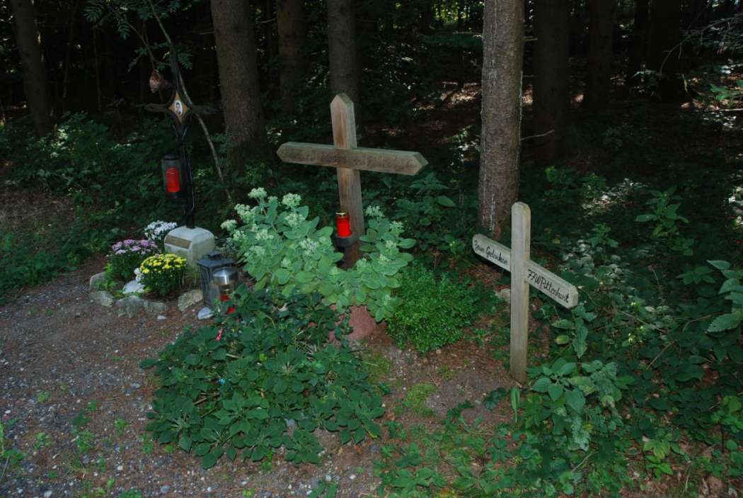 Entlang von Landstraßen, wo die meisten Gedenkkreuze stehen, hat die Zahl der Unfalltoten 2016 wieder abgenommen. (Foto: Dietmar Fund)