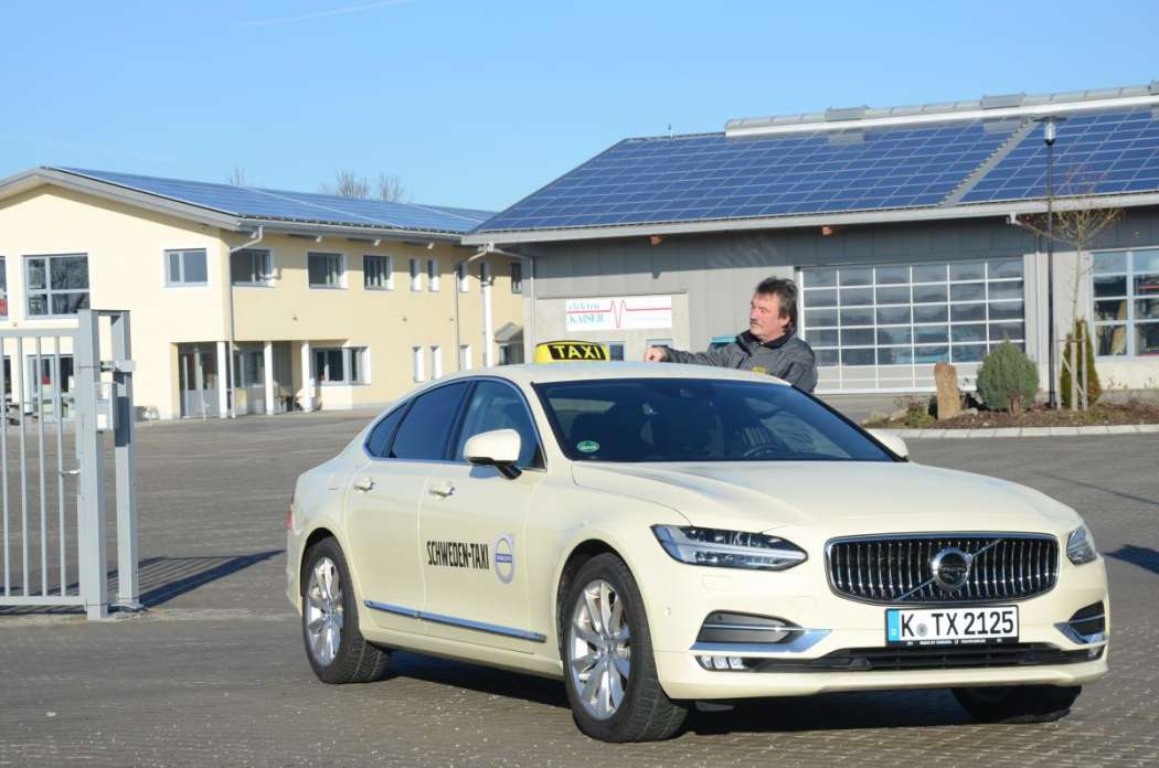 Das „Schweden-Taxi“ Volvo S90 macht bei Business-Kunden mindestens so viel Eindruck wie eine E-Klasse von Mercedes-Benz. (Foto: Dietmar Fund)