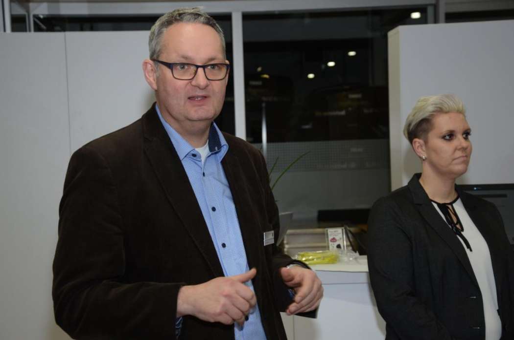 Jens Kotschwar und Ina Stangenberg stellten sich beim 4. Ortenauer VW-Taxi-Abend den Taxiunternehmern persönlich vor. (Foto: Dietmar Fund)