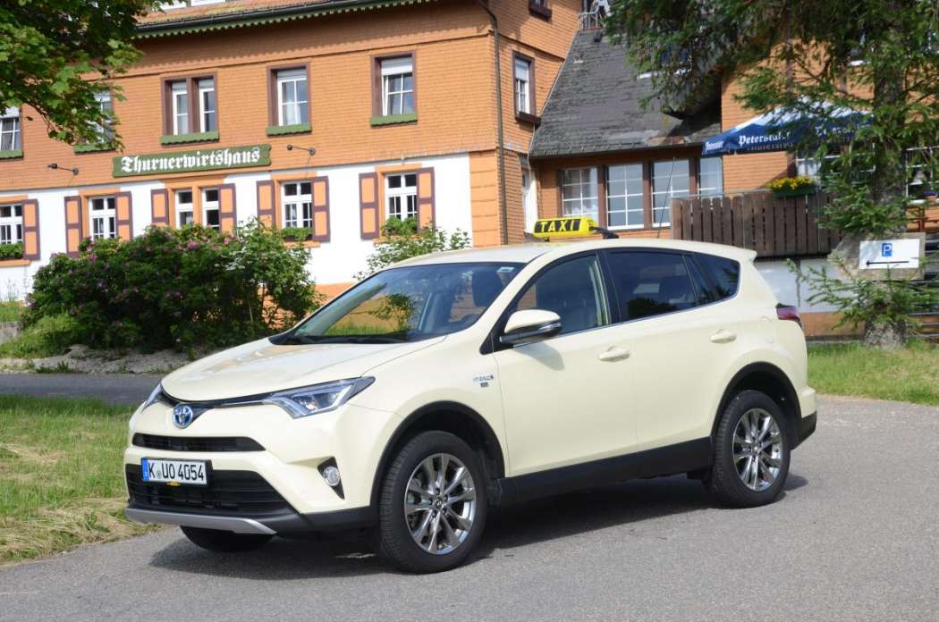 Der Toyota RAV4 erfreut sich auch bei Taxiunternehmern einer wachsenden Nachfrage. (Foto: Dietmar Fund)