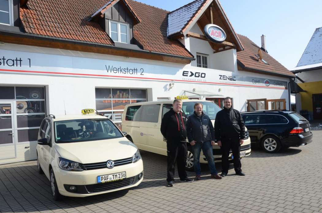 Stefan Fixsen (v.l.) und die Geschäftsführer Leopold und Walter Klaus bauen viele junge Gebrauchte auch aus anderen Bundesländern zu Taxis um. (Foto: Dietmar Fund)
