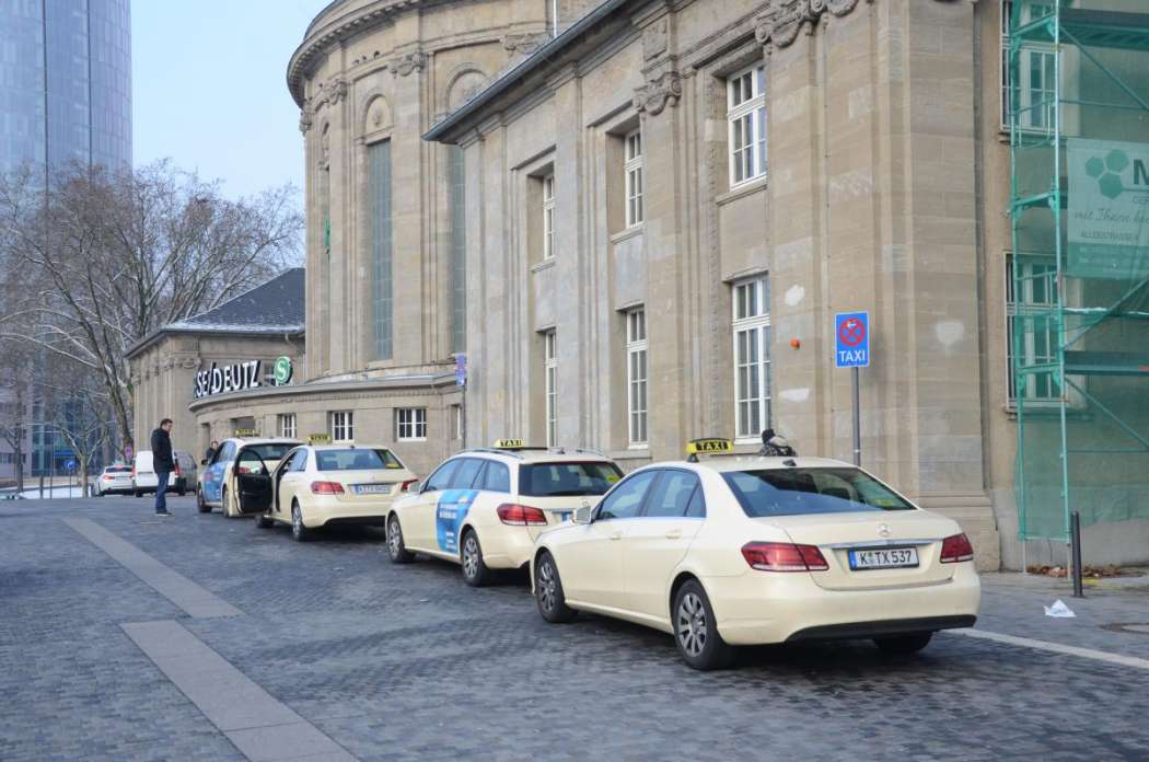 Taxifahrer könnten Fahrgästen ruhig erzählen, dass sie sich nach einem Unfall oft mit Taxifahrten Ärger mit der gegnerischen Versicherung ersparen würden. (Foto: Dietmar Fund)