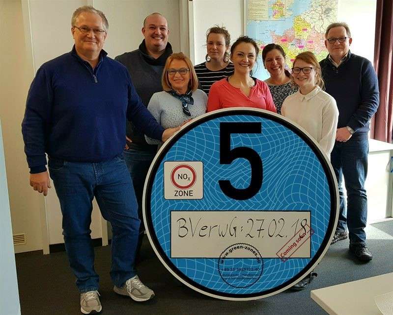 Das Team der Green-Zones GmbH informiert nicht nur über Vignetten, sondern vertreibt sie auch. (Foto: Green-Zones)