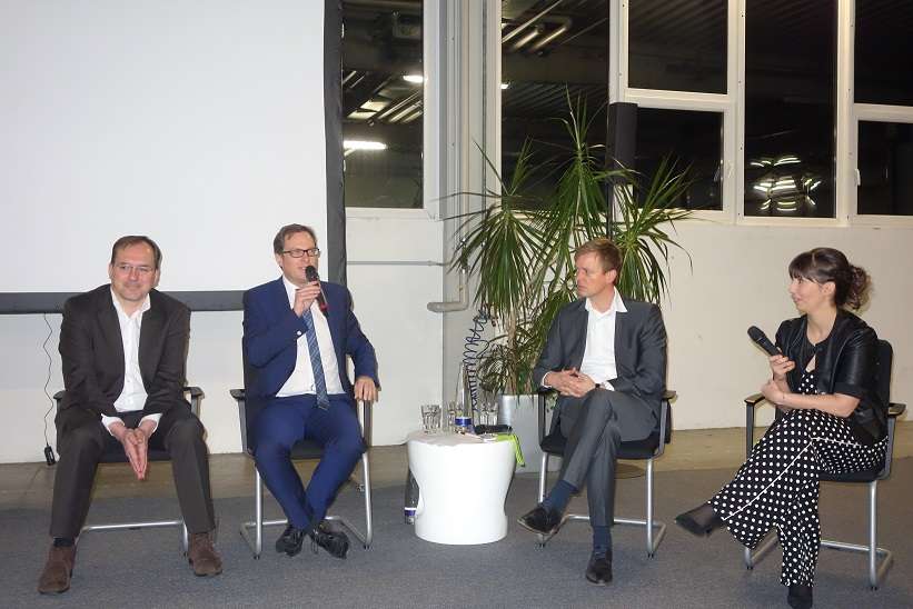 Auf dem Podium diskutierten (v.l.): Roland Werner (Uber), Dr. Martin Huber (CSU-MdL), Tobias Miethaner (Bundesverkehrsministerium) und Isabelle Brodschelm (Busunternehmerin). (Foto: Valentin Auer)