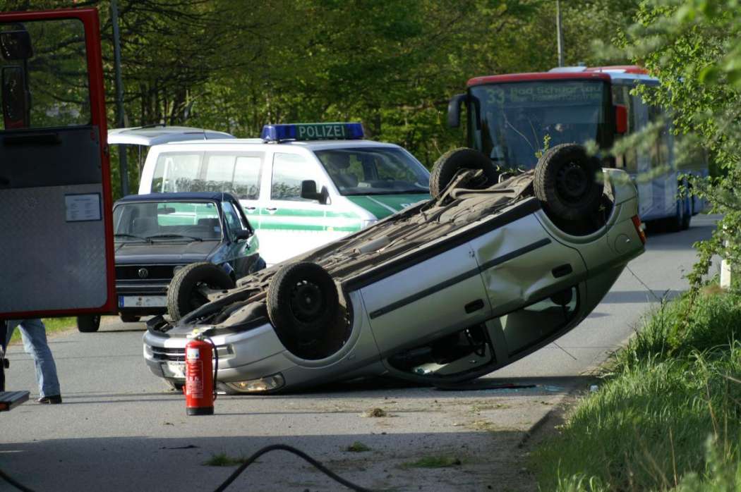 Bei schweren Unfällen ruft künftig der eCall automatisch die Rettungsleitstelle an. (Foto: Erich Kasten/pixelio.de)