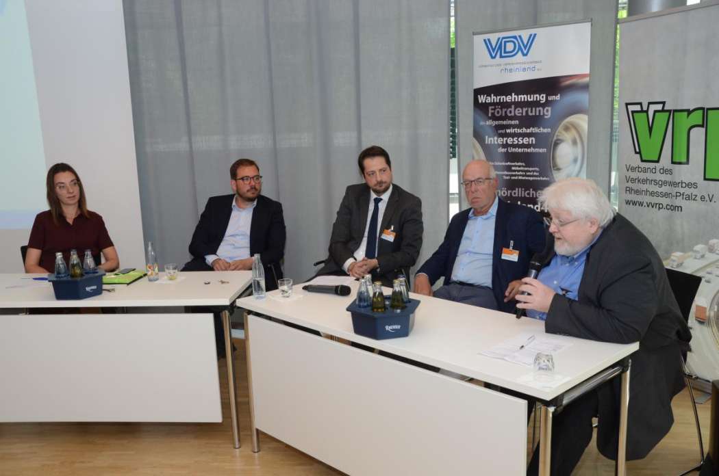 Christiane Leonard (v.l.), Maxim Nohroudi, Guido Borning, Thomas Grätz und Michael Müller betonten alle auf ihre Art, dass nun der Schulterschluss zwischen der Bus- und der Taxi-Branche wichtig sei. (Foto: Dietmar Fund)