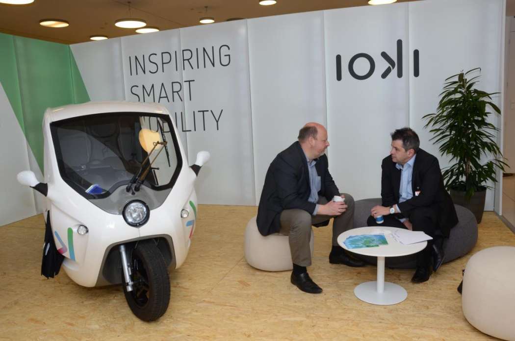 Markus Pellmann-Janssen (l.) erläuterte Besuchern aus dem ÖPNV das Angebot von ioki, das auch elektrische Dreiräder beinhaltet. (Foto: Dietmar Fund)
