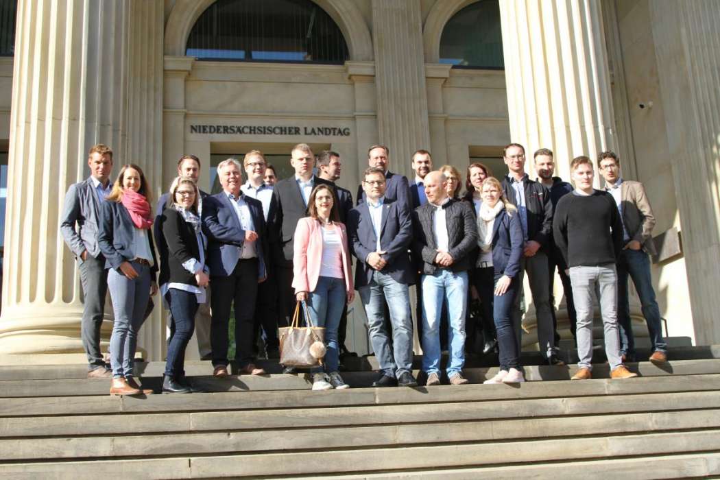 Die 24 jungen Unternehmerinnen und Unternehmer aus dem GVN stellten bei ihrem Besuch im Landtag auch kritische Fragen. (Foto: Dirk Töpffer)