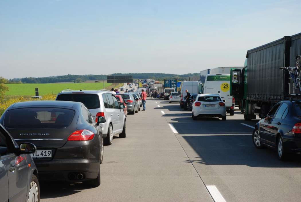Sobald der Verkehr auf der Autobahn so lange steht, dass mit einem Anfahren in Kürze nicht zu rechnen ist, erlischt das Vorfahrtsrecht ihrer Nutzer. (Foto: Dietmar Fund)