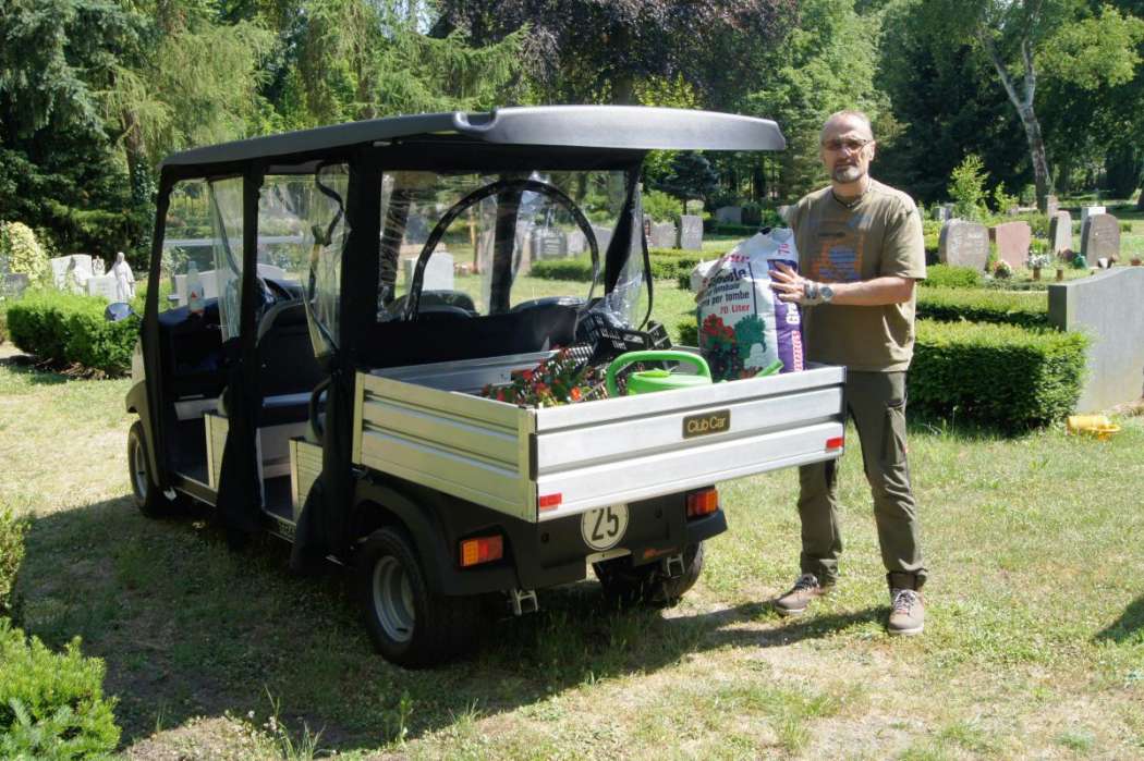 Wie einige andere Friedhöfe in Deutschland nutzt auch der Hanauer ein Golfwägelchen zum Transport von Besuchern. (Foto: HIS)