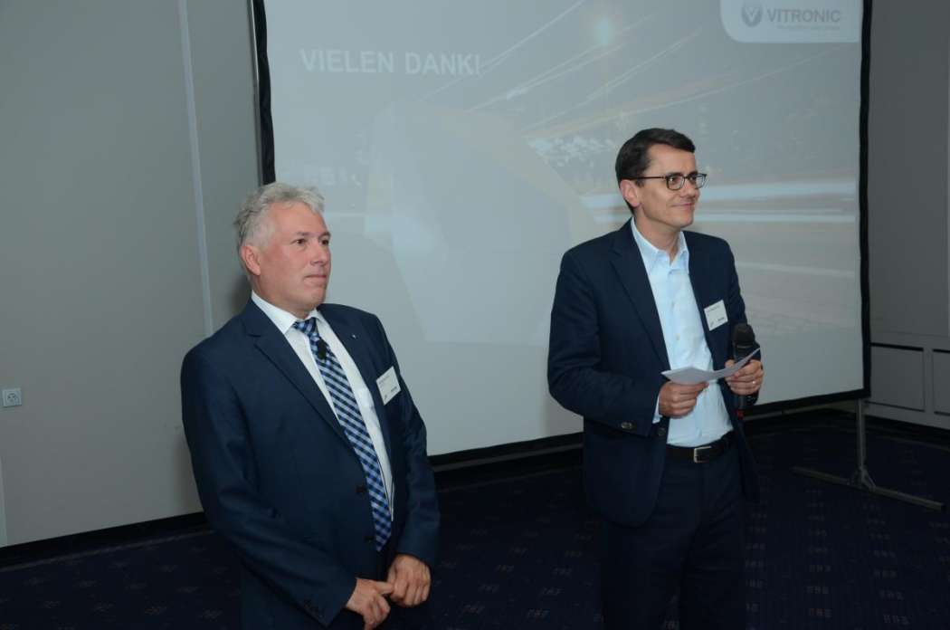 Wolfgang Lang von Vitronic (l.) beantwortete einige Fragen zur Tempomessung über einen Anhänger. Sven Rademacher vom DVR moderierte. (Foto: Dietmar Fund)