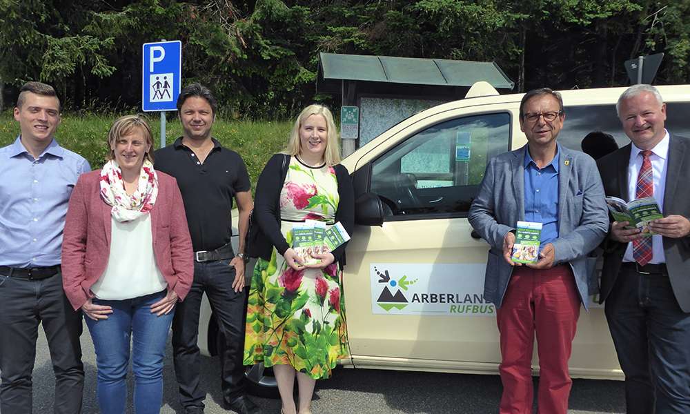 Franz Aichinger, Inhaber von Taxi Viechtach (3.v.l.) trat beim Pressetermin mit zwei Vertretern von Arberland Verkehr und den drei Gemeindeoberhäuptern auf. (Foto: Arberland Verkehr)