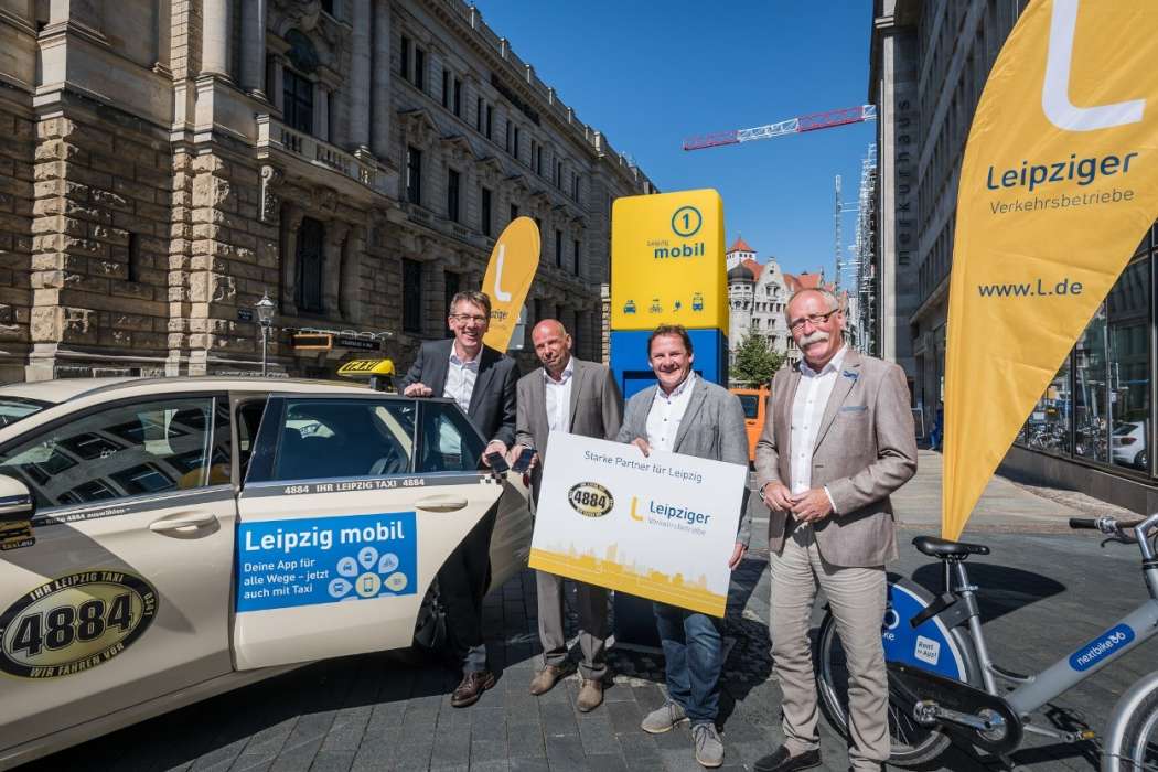 Beim Pressetermin vertreten waren auch Thomas Voigt, der neue Geschäftsführer von Taxi 4884 (2.v.l.) und der Gründer der Taxizentrale, Hans-Jürgen Zetsche (r.). (Foto: Leipziger Verkehrsbetriebe)