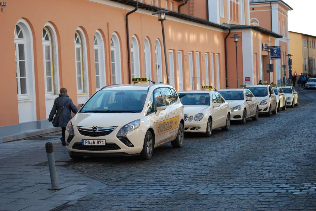Auch in Passau wird die nächtliche Bestellbarkeit von Taxis als problematisch empfunden. (Foto: Dietmar Fund)