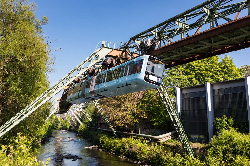 Die Schwebebahn und andere Sehenswürdigkeiten Wuppertals können sich Touristen jetzt auch von Taxi-Stadtführern erklären lassen. (Foto: Malte Reiter / Wuppertal Marketing)