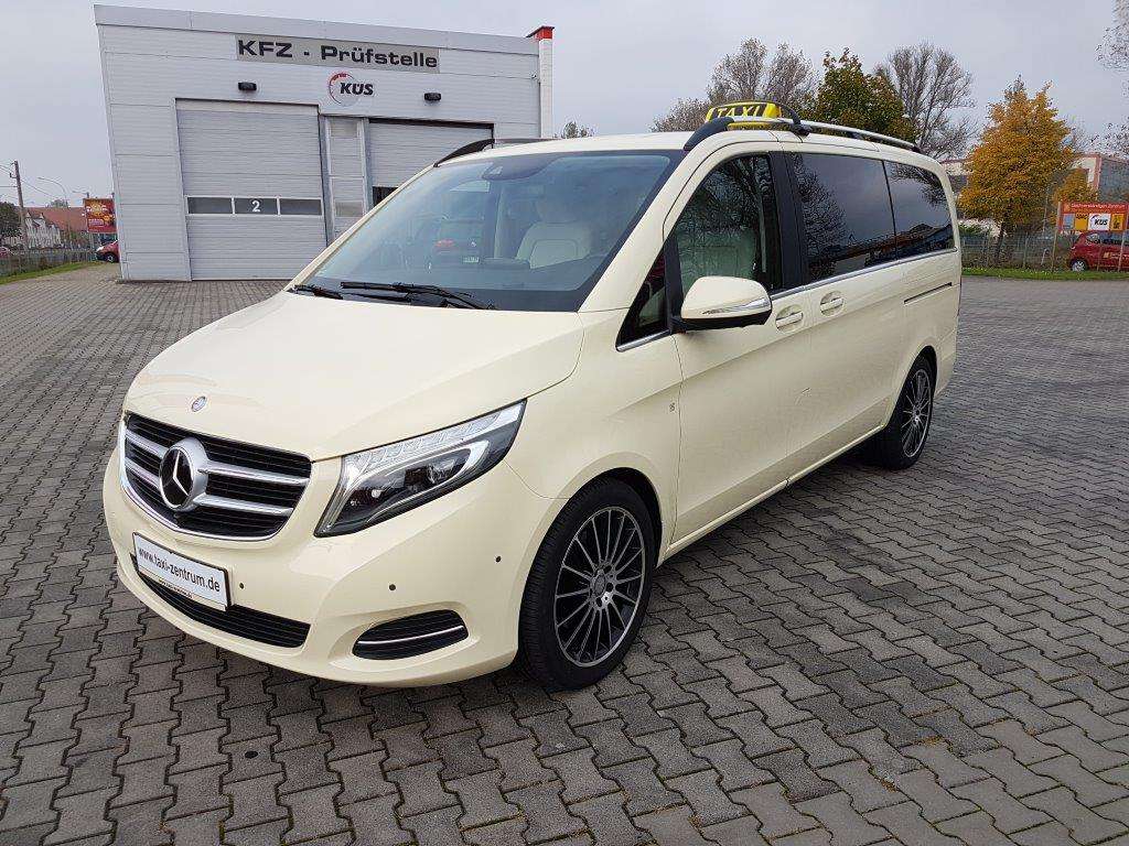 Die Alufelgen an dieser V-Klasse zeigen schon, dass in erster Linie hochwertige Gebrauchte zum Taxi umgerüstet werden. (Foto: Taxi-Zentrum Brandenburg)