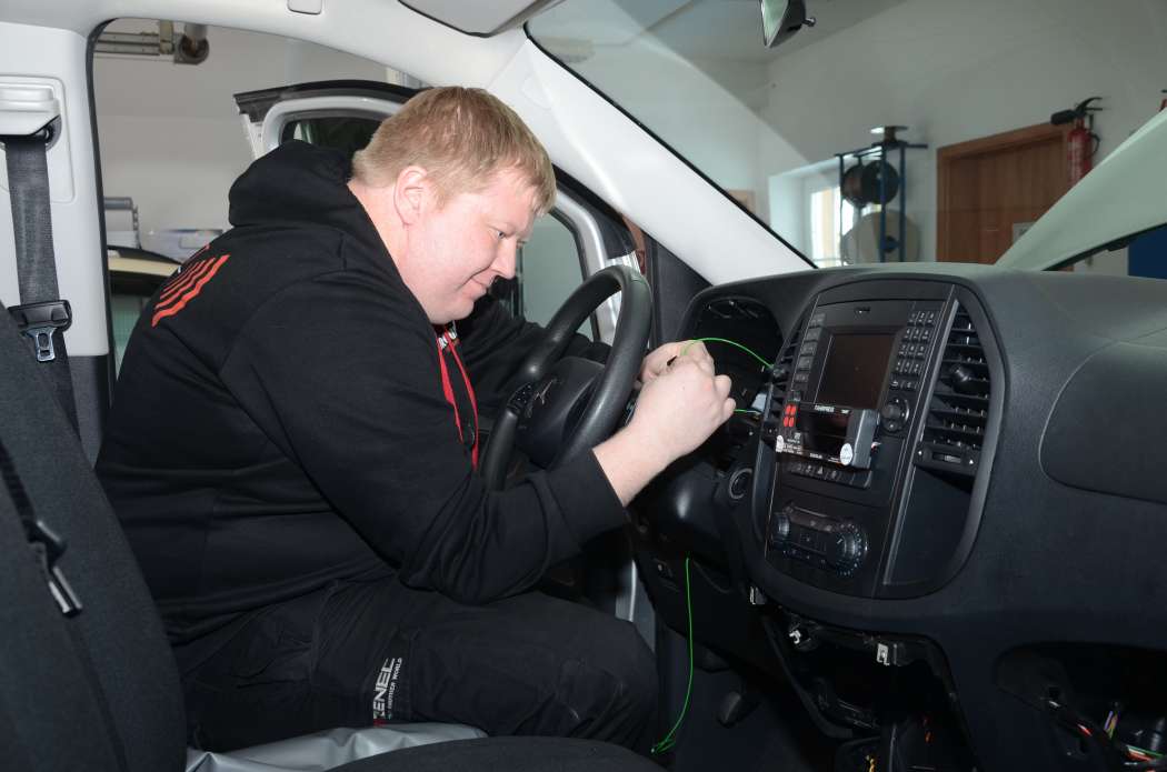 Stefan Fixsen steht kurz vor der Umrüstung der ersten Audi A6. (Foto: Dietmar Fund)
