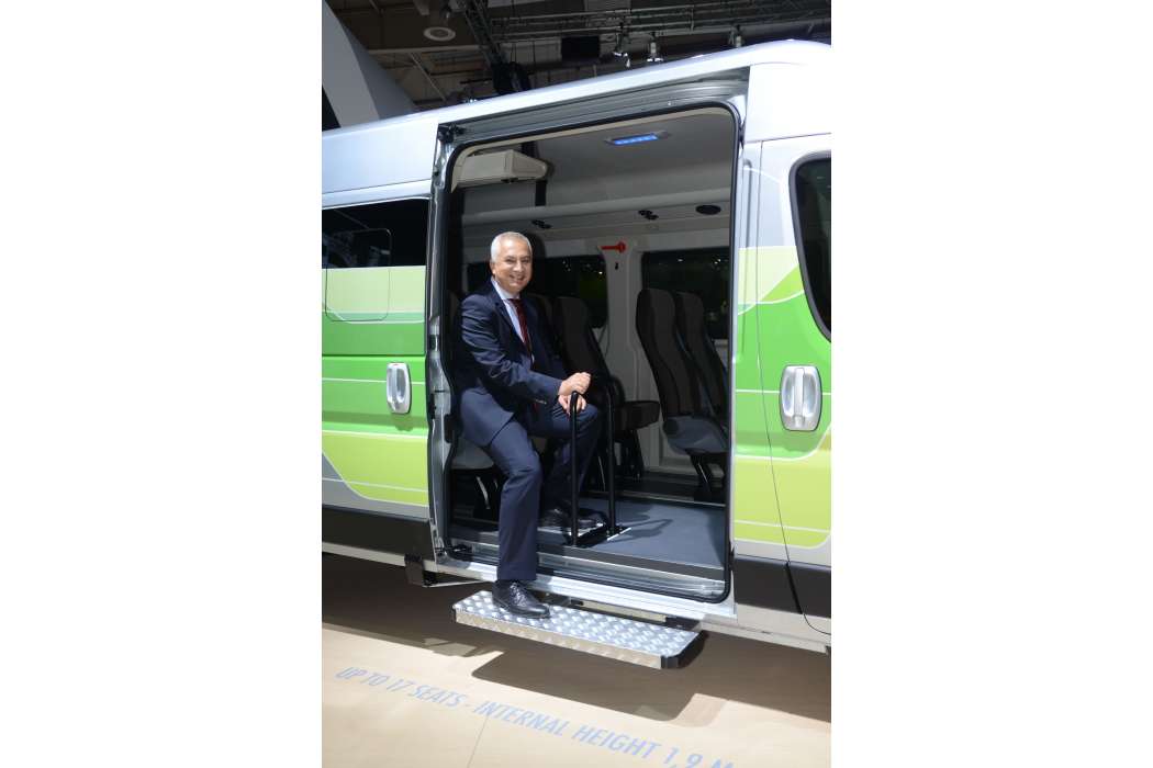 Saban Tekedereli posierte bereitwillig am Einstieg eines Minibusses auf der Basis des Fiat Ducato. (Foto: Dietmar Fund)