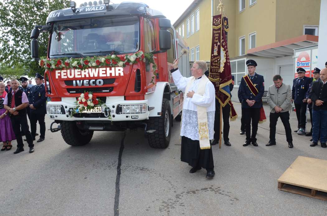 Wenn der Pfarrer wie hier Dr. Martin Fohl aus Pleiskirchen ein Feuerwehrauto segnet, ist das vielen Zeitungen einen Bericht wert. So könnte auch die Segnung von Taxis „in die Zeitung kommen“. (Foto: Dietmar Fund)