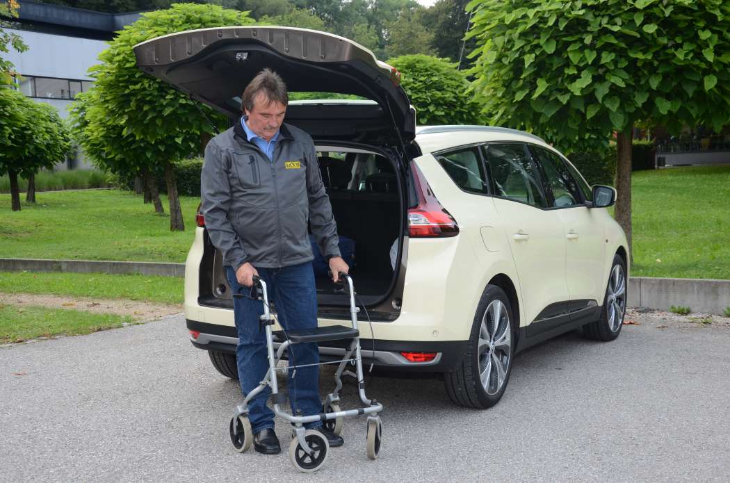 Rollatoren mitzunehmen und älteren Fahrgästen beim Einladen zu helfen, ist außer dem Fahrpreis eigentlich das Einzige, was ein normales Taxi zum Seniorentaxi macht. (Foto: Dietmar Fund)