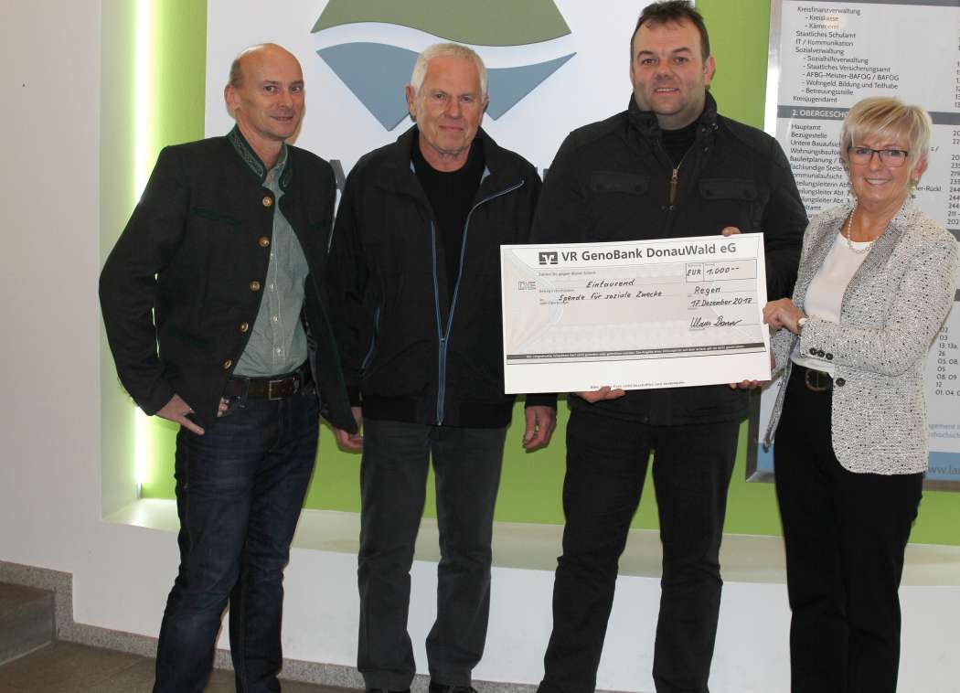 Sozialamtsleiter Horst Kuffner (l.) und Landrätin Rita Röhrl freuten sich über den symbolischen Scheck, den Fritz Kraus (2.v.l.) und Klaus Danzer überreichten. (Foto: Langer/Landkreis Regen)