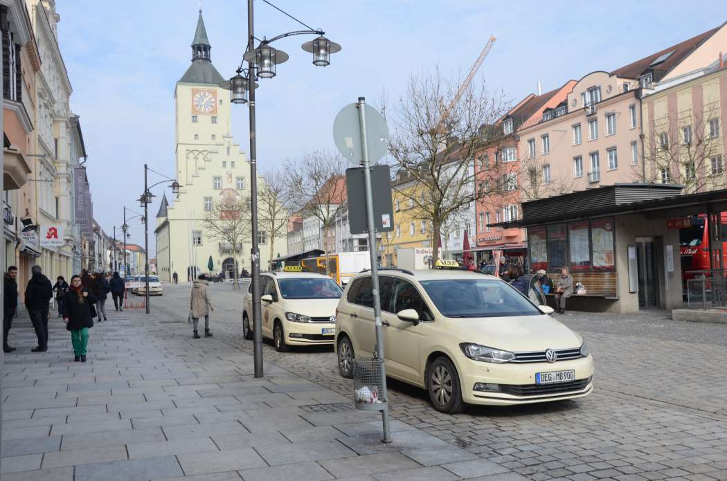 Wer wie hier die am Taxistand wartenden Deggendorfer Taxifahrer in eine Fußgängerzone einbiegen möchte, in der nur Lieferverkehr gestattet ist, sollte eine Ausnahmegenehmigung dafür haben. (Symbolfoto: Dietmar Fund)