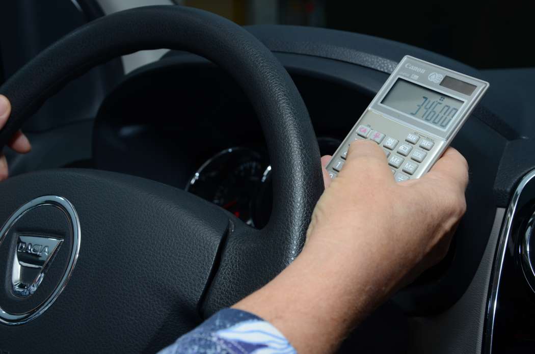 Eine Courtage mit dem Taschenrechner zu errechnen, dürfte so wenig Zeit in Anspruch nehmen, dass man diese Operation praktisch ohne Zeitverlust auch im stehenden Auto erledigen kann. (Foto: Dietmar Fund)