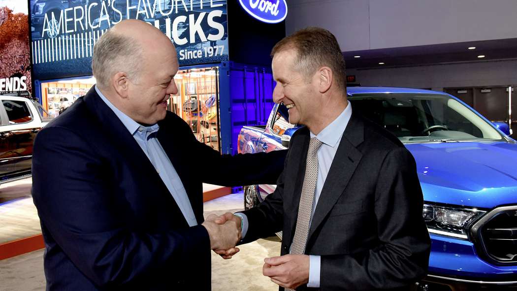 Die Vorstandsvorsitzenden Jim Hackett (Ford, l.) und Dr. Herbert Diess (Volkswagen) bestätigten die gemeinsame Entwicklung von Pickups und Transportern. (Foto: Volkswagen)