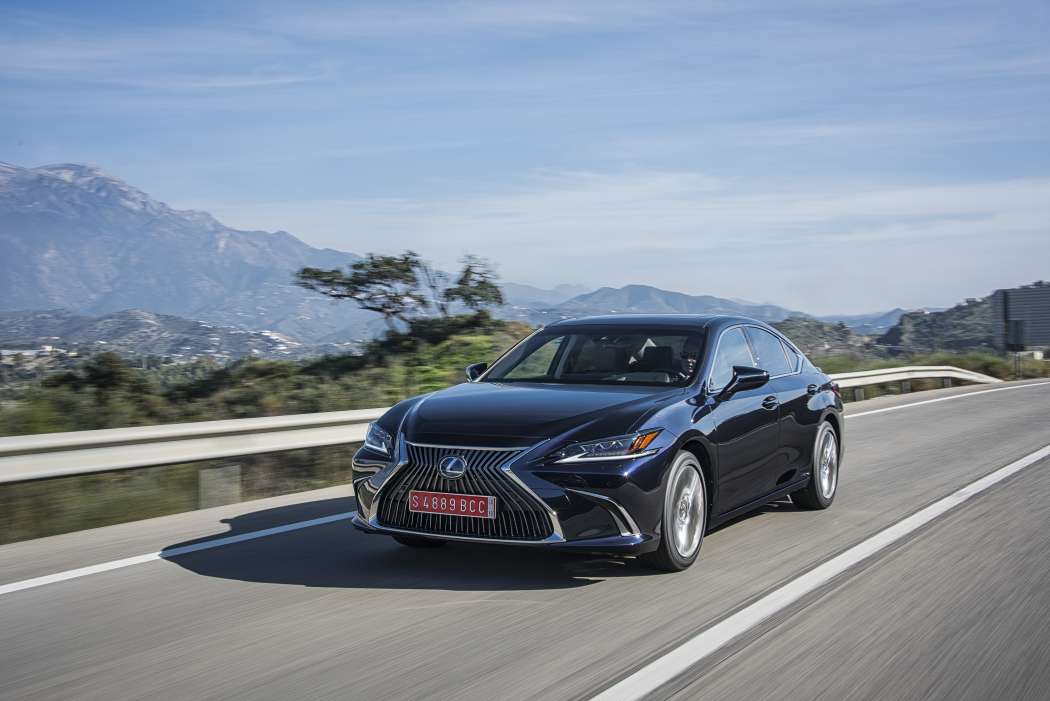 Der Lexus ES 300h hat 17- oder 18-Zoll-Räder und ist nach der Abgasnorm Euro 6d-TEMP eingestuft. (Foto: Lexus)