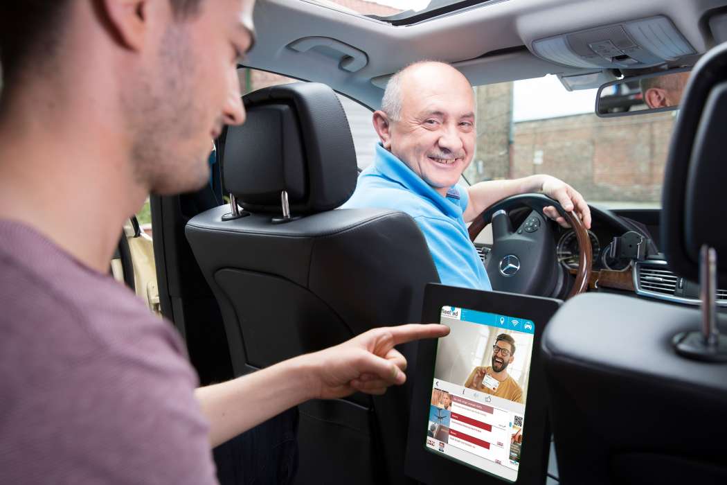 Über das Werbekonzept von fleet ad sollen sich auch die Taxifahrer freuen, denen es einen WLAN-Hotspot beschert. (Foto: fleet ad)