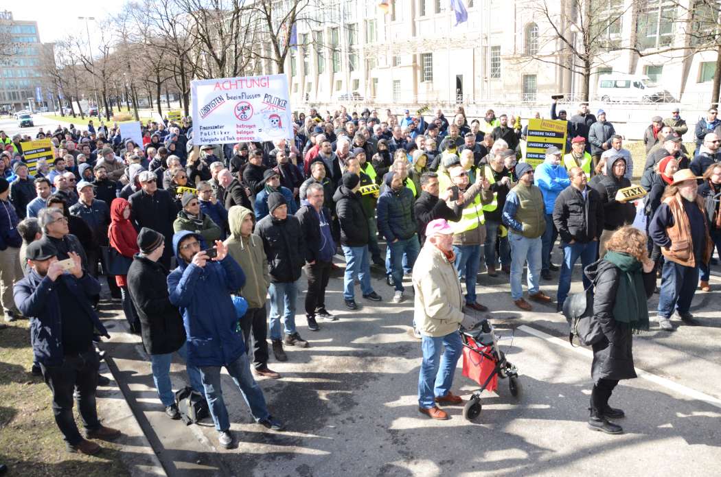 Der BZP plant bereits weitere Taxi-Demonstrationen gegen eine einseitige Liberalisierung und hofft auch mehr Besucher als hier in München. (Foto: Dietmar Fund)