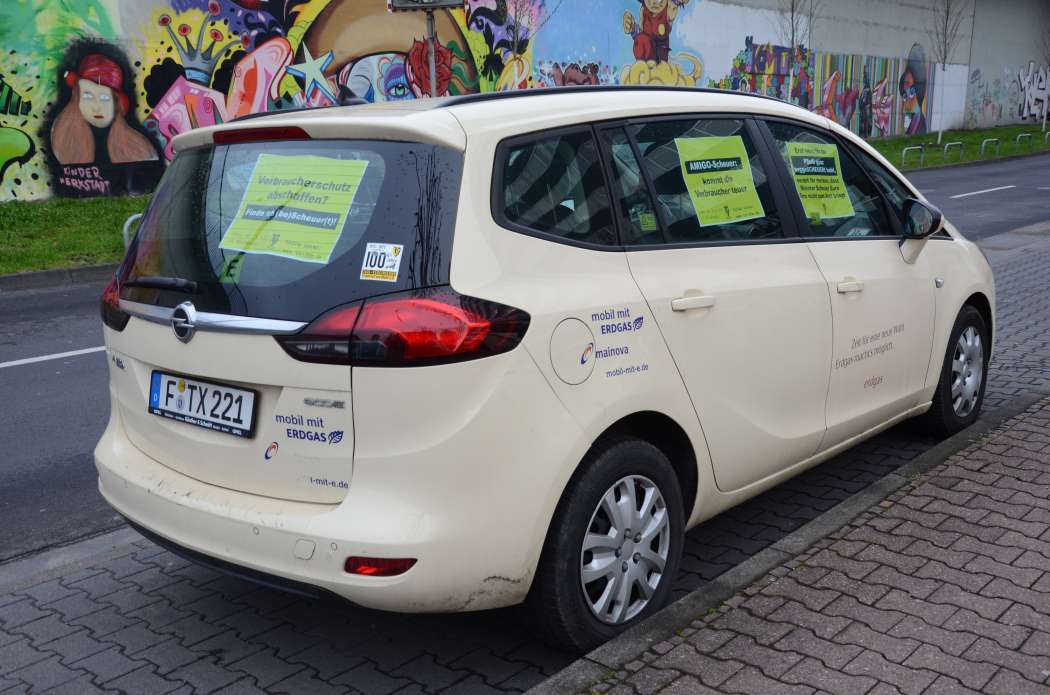 Plakate in diesem Opel Zafira-Taxi spielen ordentlich mit dem Namen des Ministers Scheuer. (Foto: Dietmar Fund)