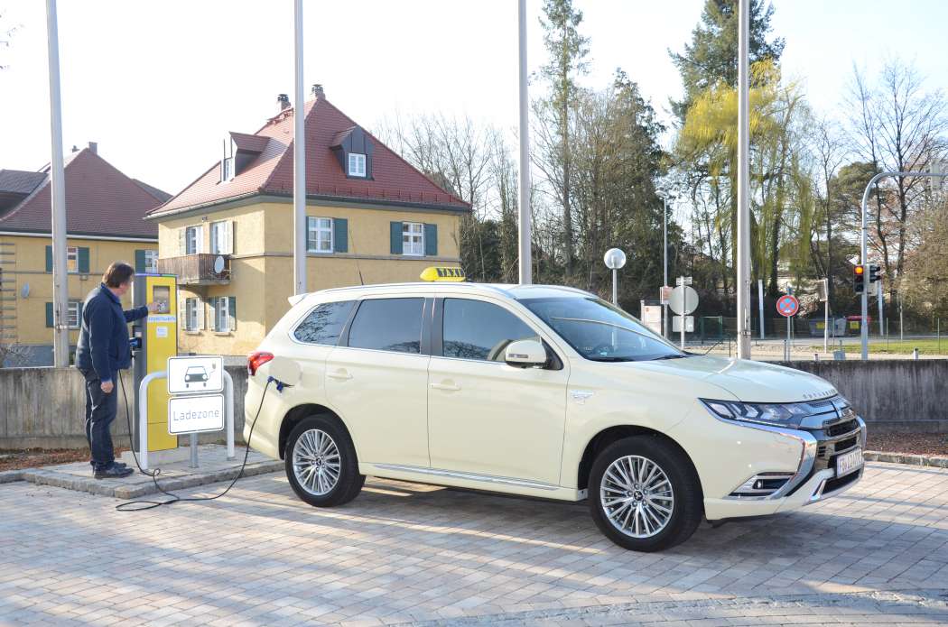 Der Mitsubishi Outlander PHEV ist ein geräumiges und komfortables Taxi. (Foto: Dietmar Fund)